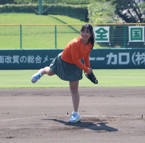 兵庫大会で親和女の西村が始球式をおこなう（撮影・林亮佑）