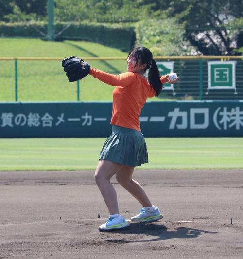 兵庫大会で親和女の西村が始球式をおこなう（撮影・林亮佑）