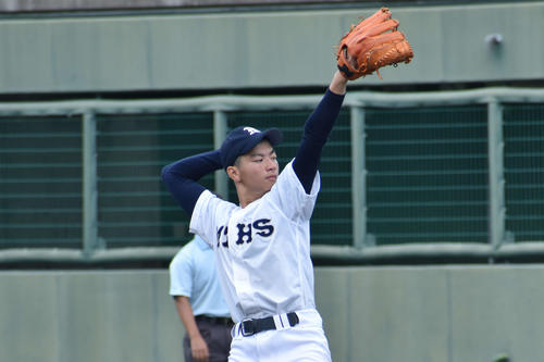 刀根山との2回戦に先発した変則投法の都島工・三樹凛太郎（撮影・古財稜明）