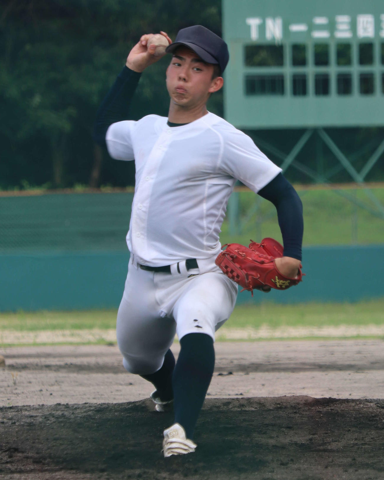 和歌山大会開幕1週間前に調整を行う、和歌山南陵のエース・松下（撮影・中島麗）