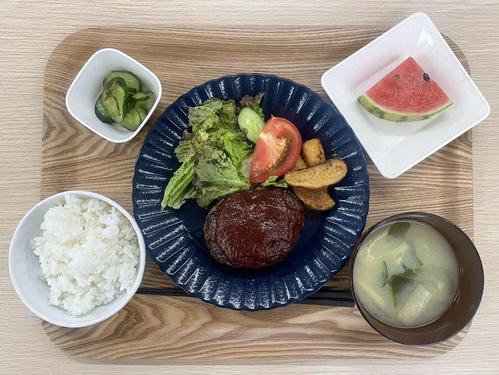 和歌山南陵の7月5日の夕食のハンバーグ定食（同校ホームページより）