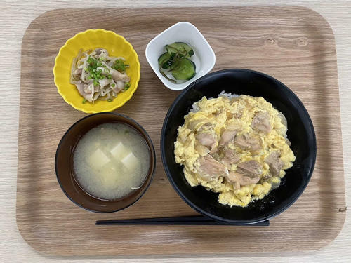 和歌山南陵の6月6日の昼食の親子丼定食（同校ホームページより）