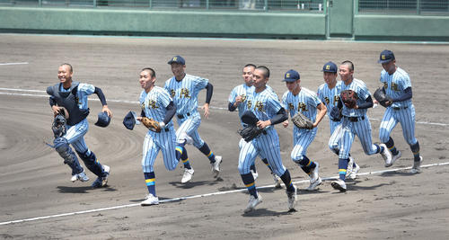 紀北農芸対和歌山南陵　紀北農芸戦に勝利して駆けだす和歌山南陵ナイン（撮影・白石智彦）