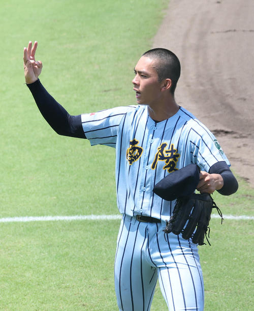 紀北農芸対和歌山南陵　紀北農芸戦に勝利して応援席の声援に応える和歌山南陵・松下（撮影・白石智彦）