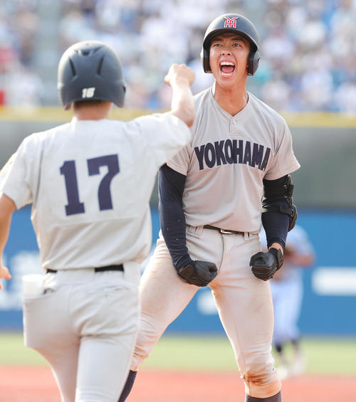 横浜対東海大相模　9回表横浜2死、中前打を放ちほえる椎木卿五（2024年7月24日撮影）