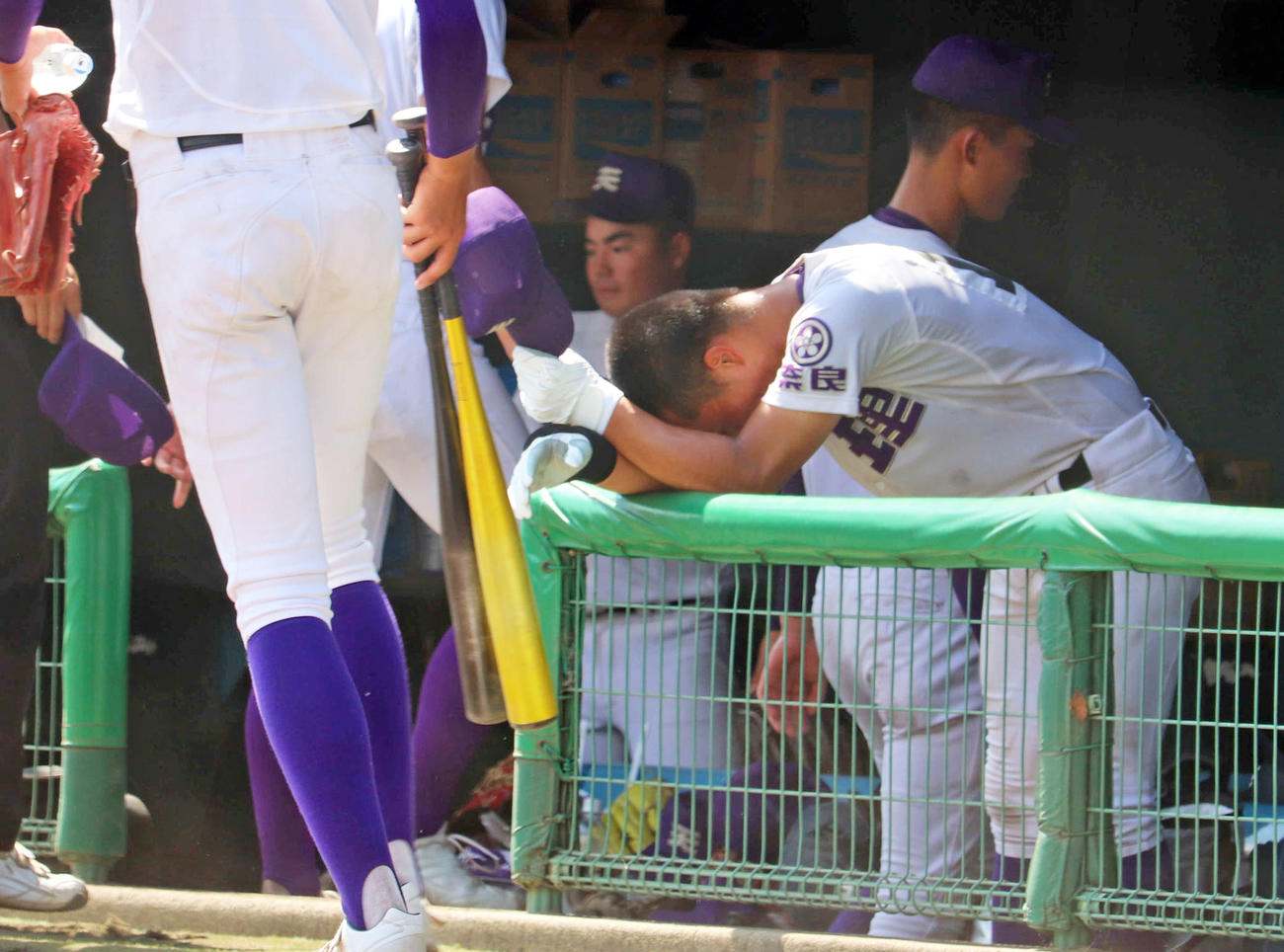 智弁学園に敗れ肩を落とす天理の背番号12永野