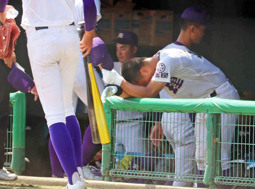 智弁学園に敗れ肩を落とす天理の背番号12永野