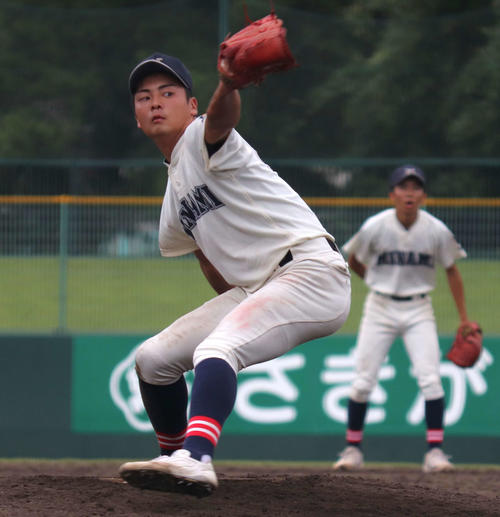 19日、秋田商対秋田南　9回からマウンドに上がった秋田南・渡部