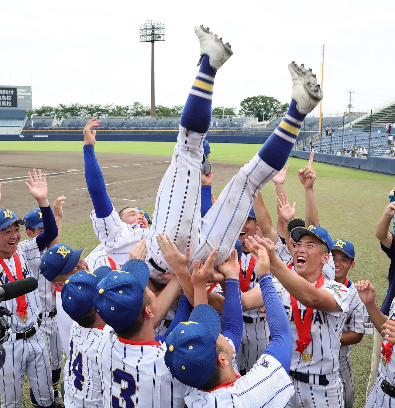 前橋商対健大高崎　優勝し、胴上げされる健大高崎・箱山（2024年7月27日撮影）