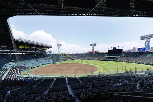 二部制実施のため、観客がいなくなった甲子園球場のスタンド（撮影・藤尾明華）