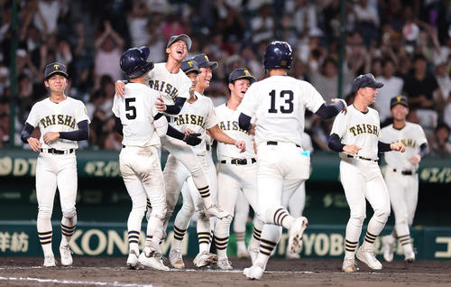 早実にサヨナラ勝ちし喜ぶ大社の選手たち（2024年8月17日撮影）
