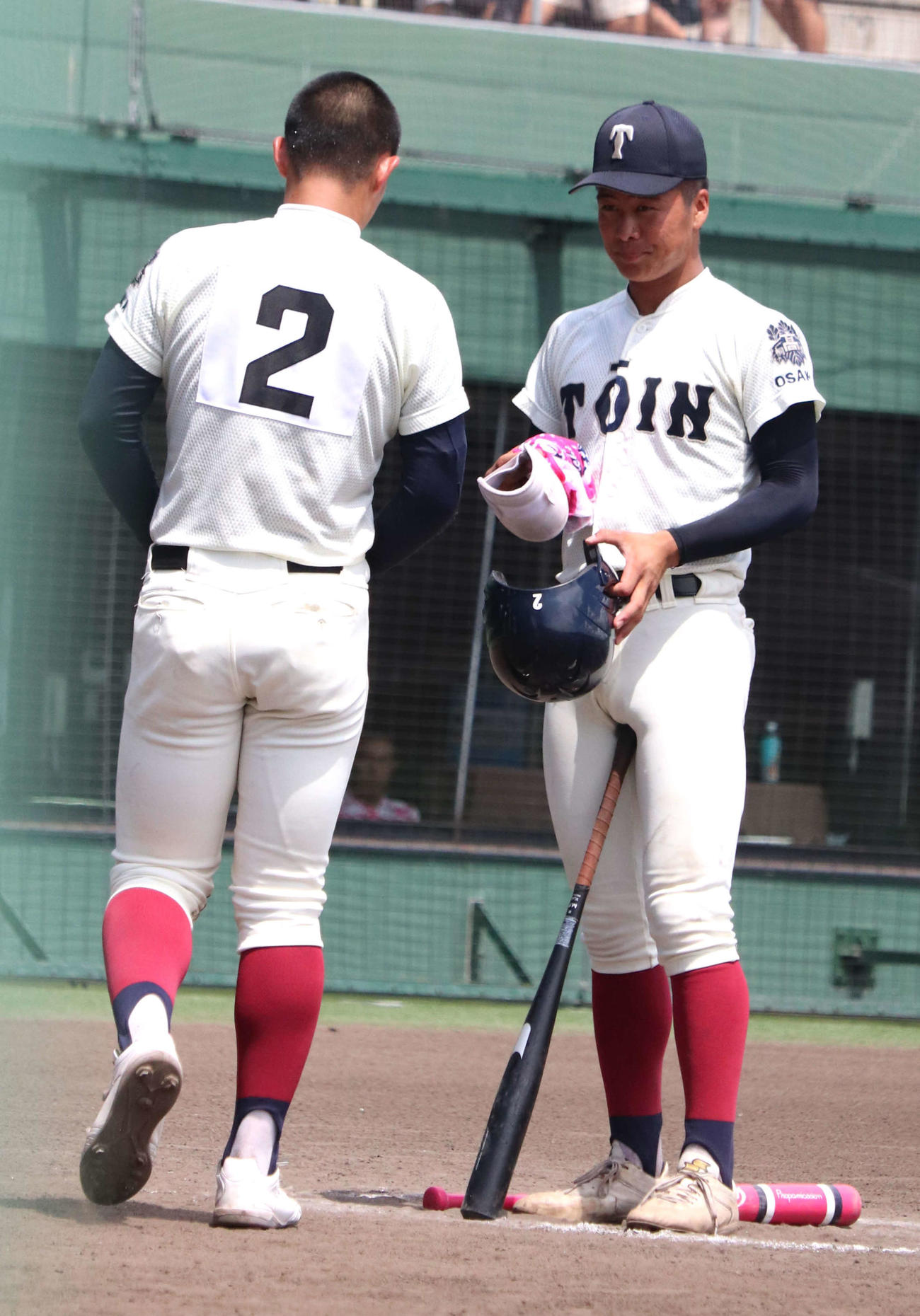 大阪桐蔭対大商大堺　イニング間に同部屋で同学年の増田湧太の道具を持ち、サポートする大阪桐蔭・中野（撮影・中島麗）