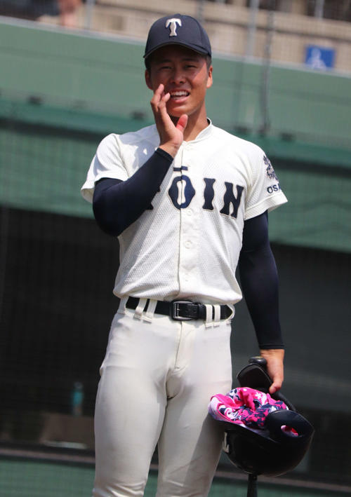 大阪桐蔭対大商大堺　イニング間に仲間をサポートする大阪桐蔭の背番号11・中野（撮影・中島麗）