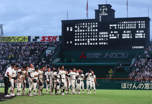 神村学園対大社 アルプスの応援団にあいさつをする大社の選手たち(2024年8月19日撮影)