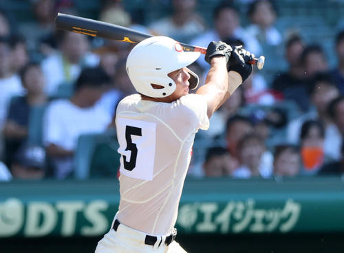 小松大谷対智弁学園　4回裏智弁学園無死一塁、左二塁打を放つ知花琉綺亜（2024年8月17日撮影）