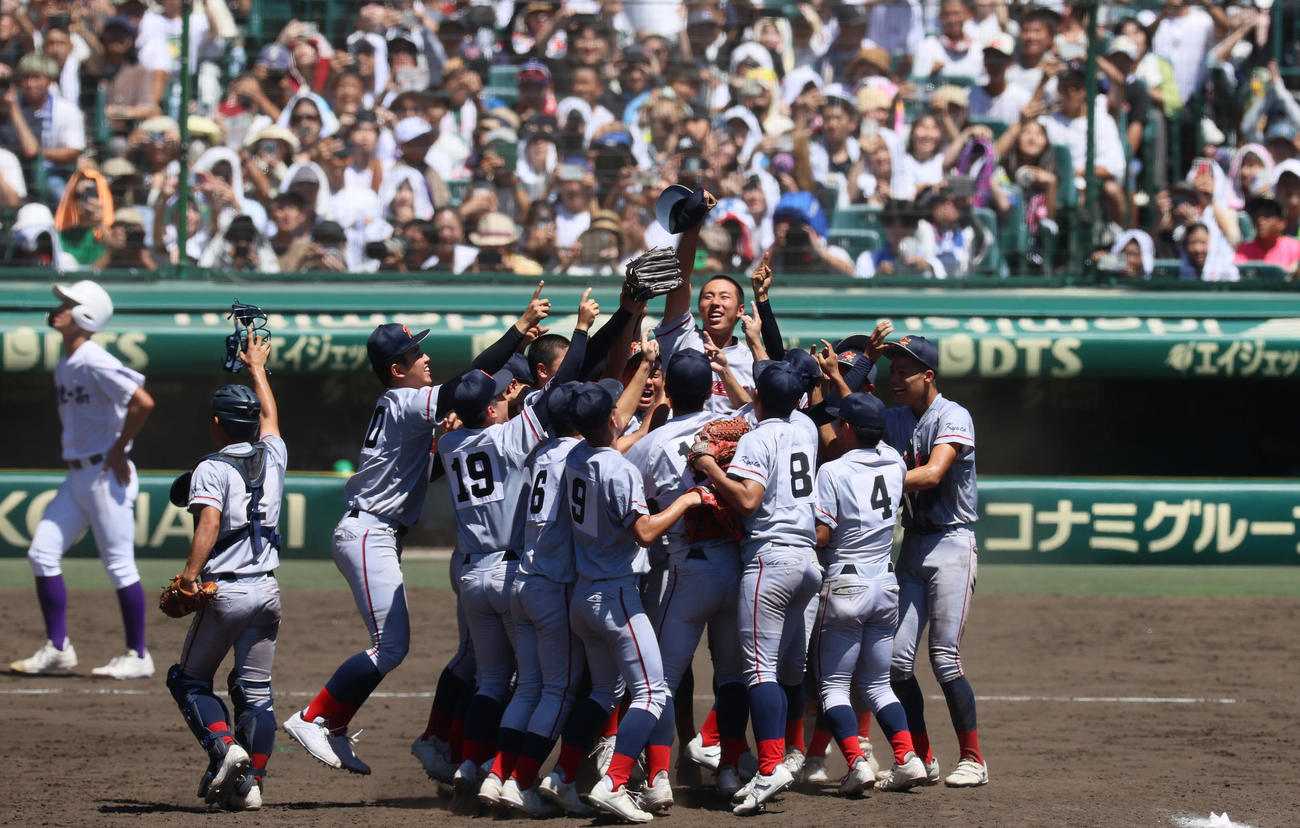 京都国際対関東第一　関東第一に勝利し初優勝を決め喜ぶ京都国際ナイン（2024年8月23日撮影）