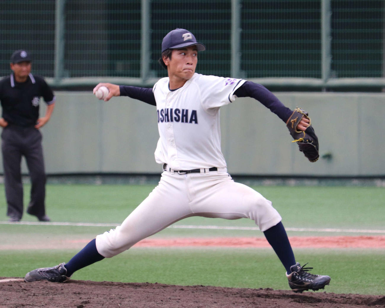 関大との1回戦　8回から登板した、同大・清川（撮影・中島麗）