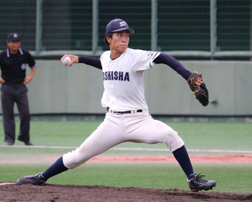 関大との1回戦　8回から登板した、同大・清川（撮影・中島麗）