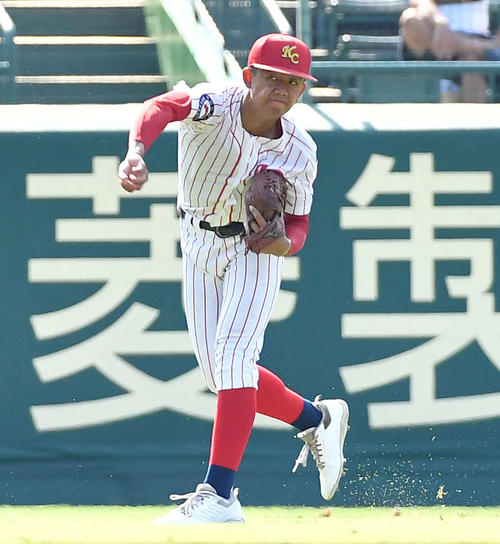 2023年8月13日、高知中央対履正社　4回裏履正社1死満塁、小川の左前2点適時打で本塁へ返球する謝喬恩