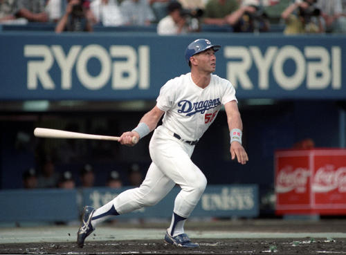 1994年6月26日、中日対阪神13回戦　本塁打を放つ中日・大豊泰昭