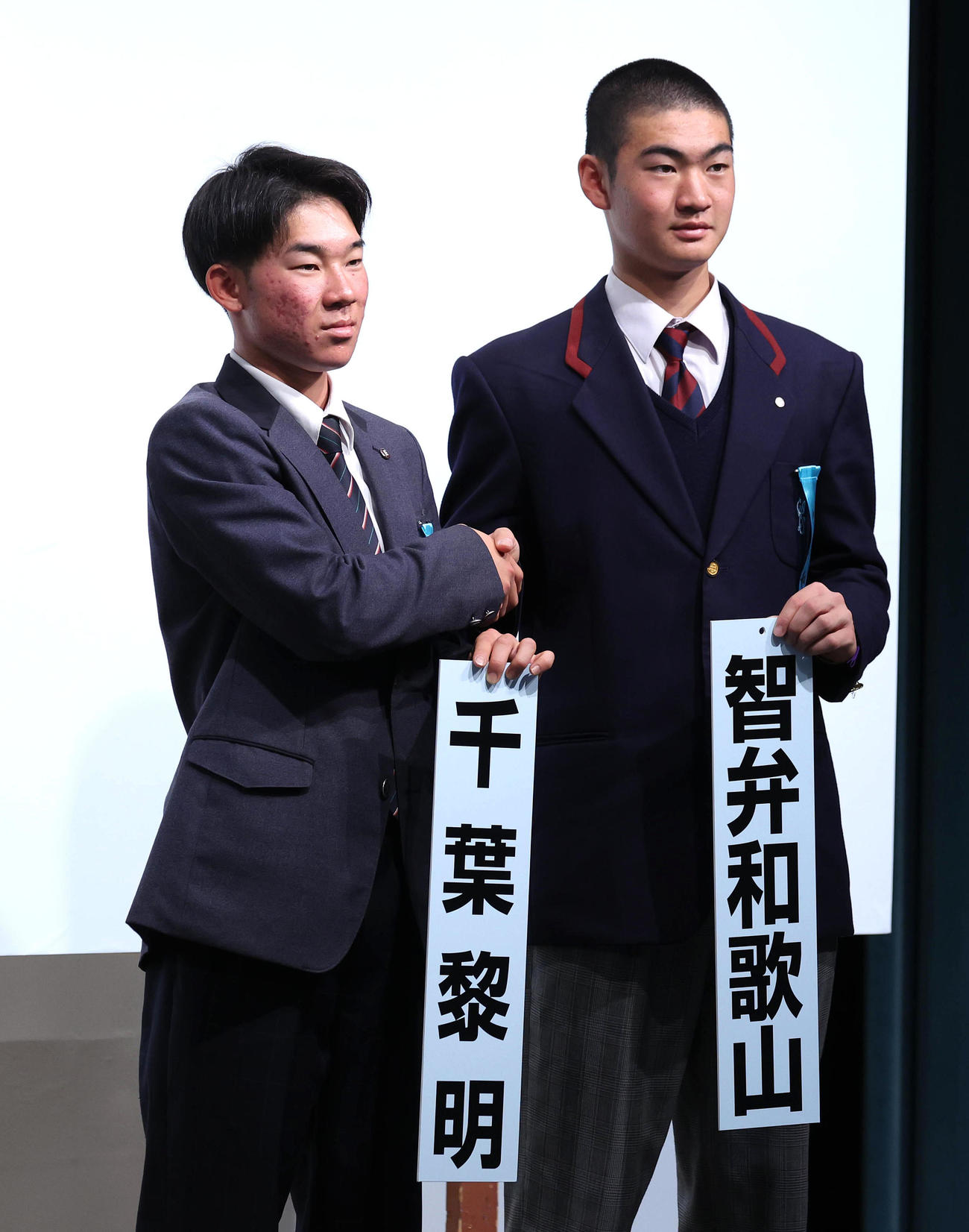 センバツでの対戦が決まり握手を交わし健闘を誓う千葉黎明・山本主将（左）と智弁和歌山・山田主将（撮影・白石智彦）