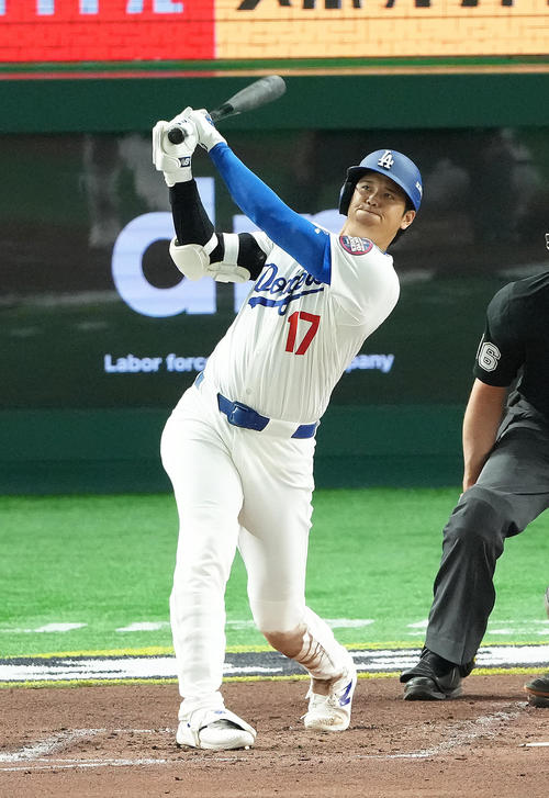 16日、巨人戸郷から右越え2点本塁打を放ったドジャース大谷