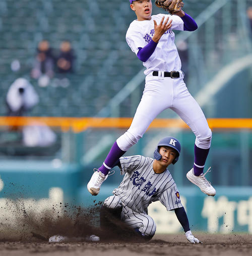 滋賀短大付対敦賀気比　2回裏敦賀気比1一、三塁、打者河村のとき二盗を決める岡部（2025年3月19日撮影）