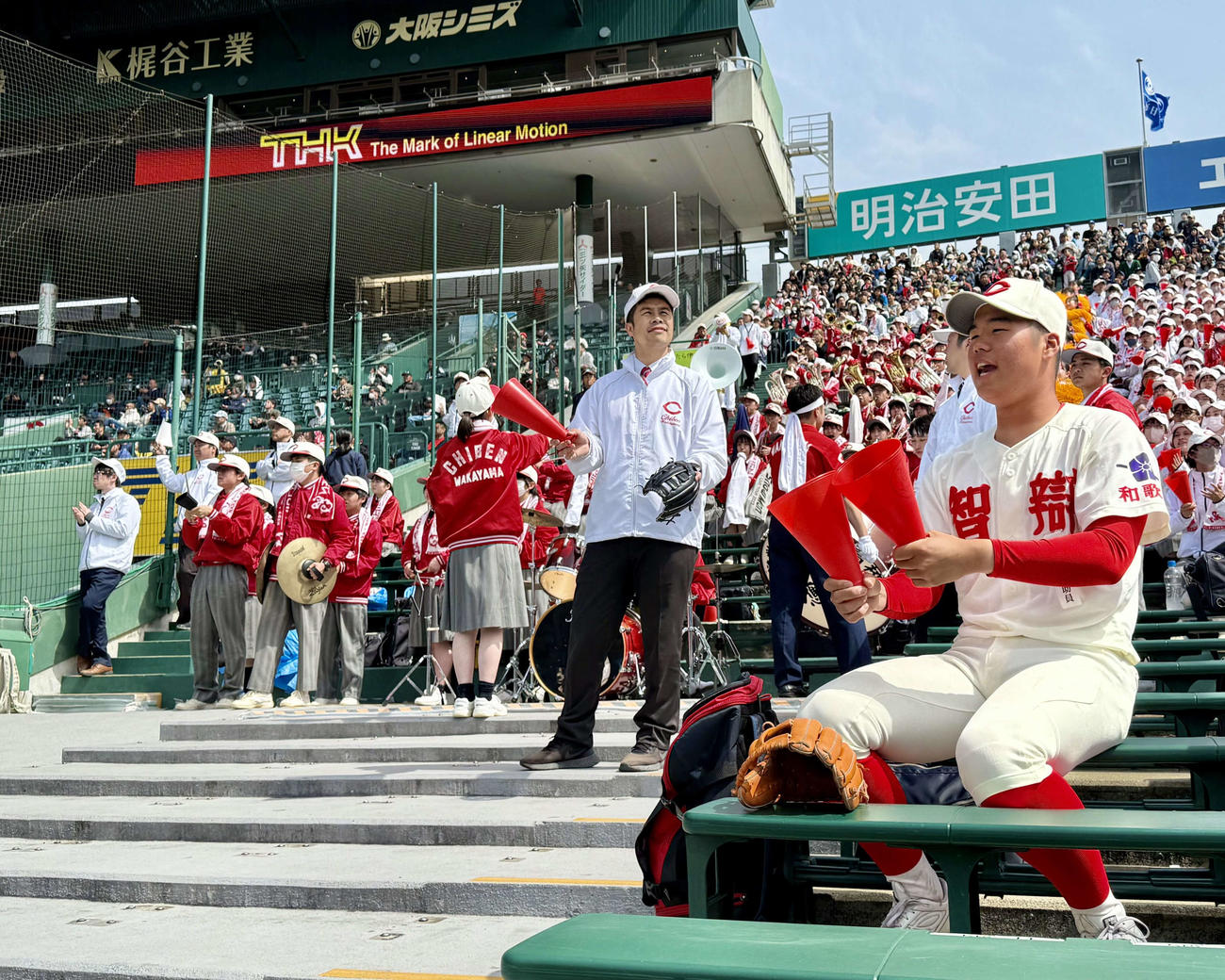 野球部唯一のスタンド応援に自ら参加する、智弁和歌山の和気匠太（わき・しょうた）投手（撮影・中島麗）