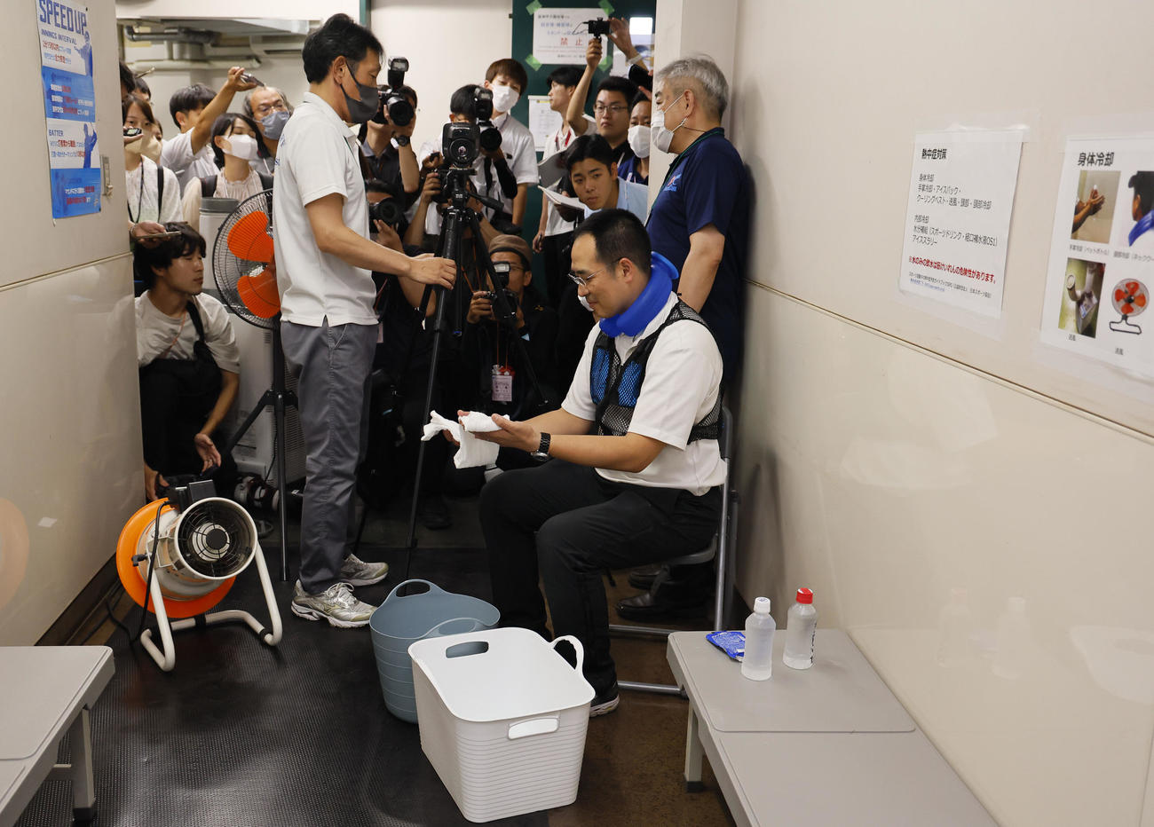 23年大会から導入されるクーリングタイムで、選手が体を冷やしたり、水分を補給したりするベンチ裏のクーリングスペース。サーモグラフィーや冷風機、冷却用品などが用意されている