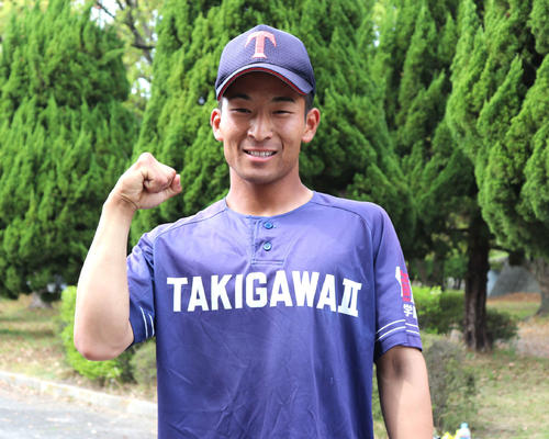 春季兵庫大会1回戦　社対滝川二　延長14回タイブレーク無死満塁でサヨナラ打を放った、滝川二・深沢はこの日18歳を迎え、バースデーソングの演奏を背に勝利を飾った（撮影・中島麗）