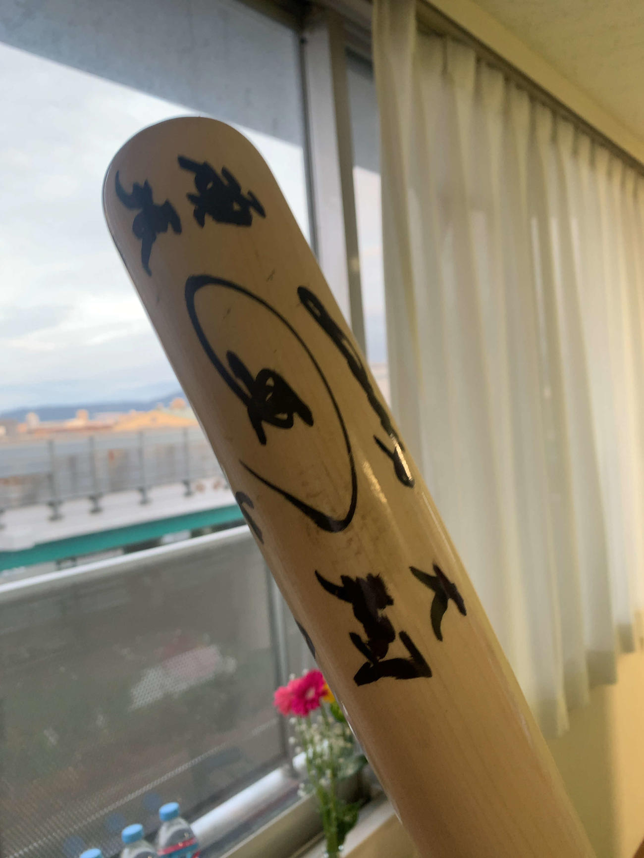 昨秋、オリックス森は大阪桐蔭の同期・福森大翔さんが悪性腫瘍摘出のオペ後、メッセージ入りのバットを差し入れてお見舞いに駆けつけた。バットには直筆で「大翔へ　頑張れ！」
