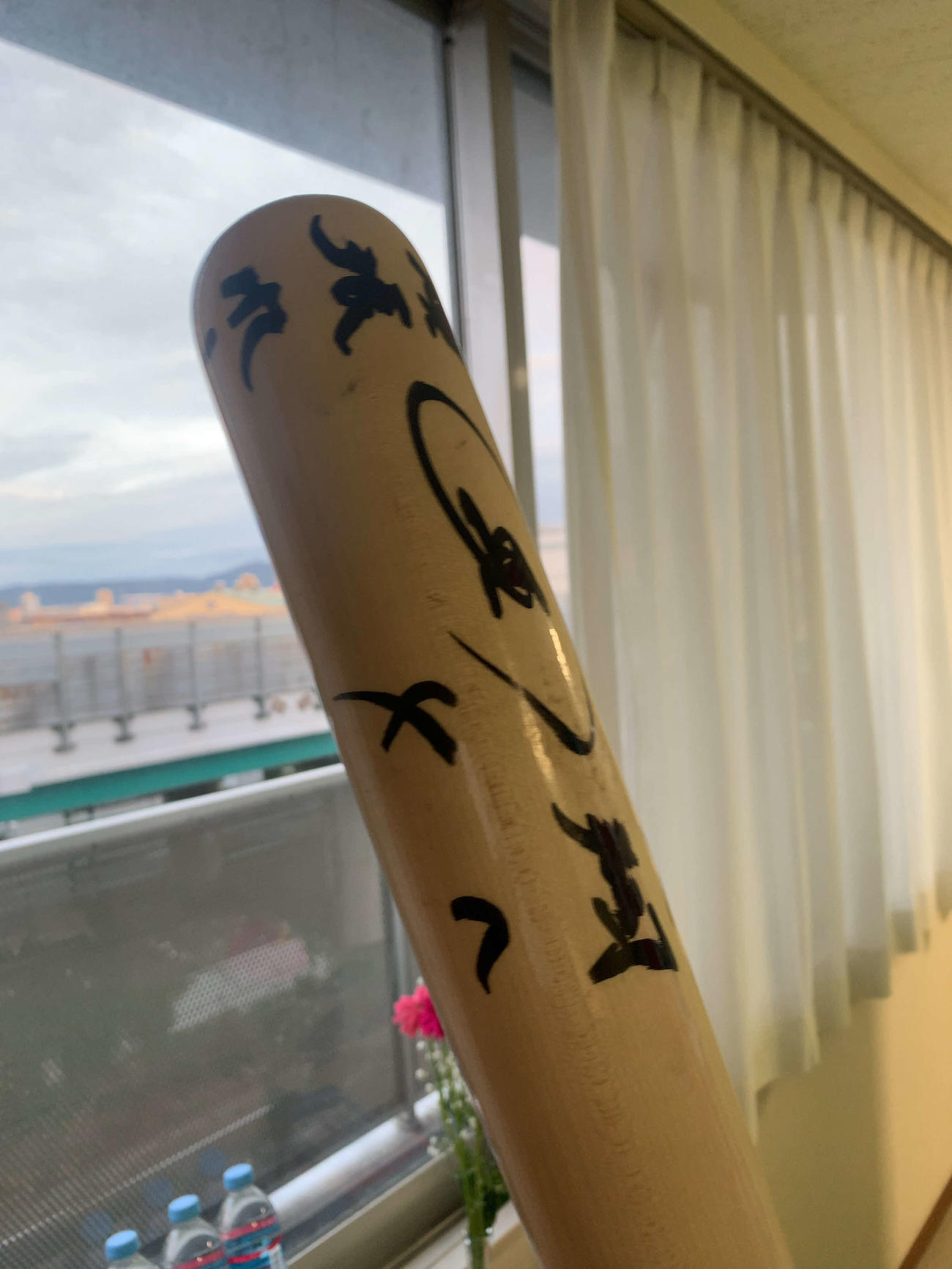 昨秋、オリックス森は大阪桐蔭の同期・福森大翔さんが悪性腫瘍摘出のオペ後、メッセージ入りのバットを差し入れてお見舞いに駆けつけた。バットには直筆で「大翔へ　頑張れ！」