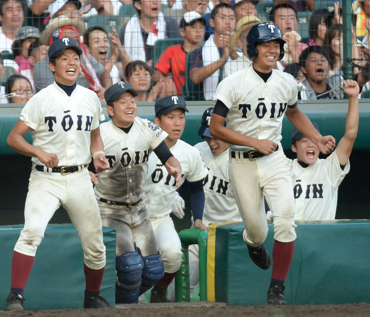 2013年8月14日、第95回全国高校野球選手権記念大会・第7日・2回戦　大阪桐蔭対日川　10回裏大阪桐蔭1死一、三塁、福森大翔のサヨナラ打に喜ぶ森友哉（左から2人目）ら大阪桐蔭ナイン