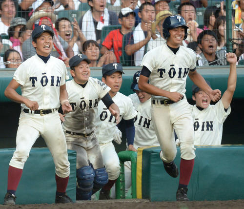 2013年8月14日、第95回全国高校野球選手権記念大会・第7日・2回戦　大阪桐蔭対日川　10回裏大阪桐蔭1死一、三塁、福森大翔のサヨナラ打に喜ぶ森友哉（左から2人目）ら大阪桐蔭ナイン