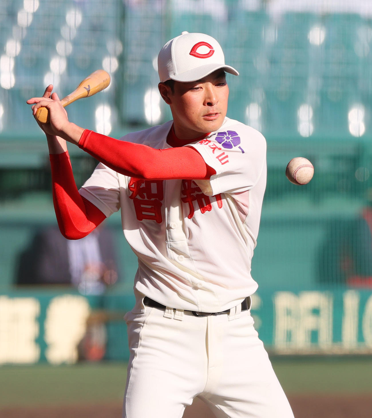 2025年3月、甲子園練習でノッカーを務める智弁和歌山・原田コーチ