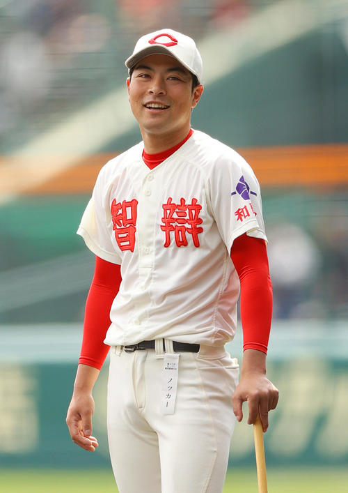 2025年3月、甲子園で浦和実戦の試合前のノックで笑顔を見せる智弁和歌山・原田夏希コーチ