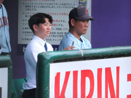 同大対近大1節2回戦　近大の光元監督（右）と戦況を見つめる2年生で新たに野球部主務に就任した、稲葉（左）（撮影・中島麗）