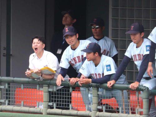 2025年5月18日、関西学生春季第6節2回戦　近大対関学大で時には選手に交じって声を張り上げる、近大の主務・稲葉陽士さん（左）（撮影・中島麗）