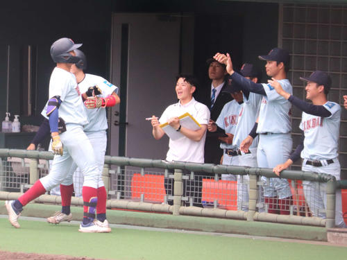 2025年5月18日、関西学生春季第6節2回戦　近大対関学大でベンチで試合経過を記録する、近大・稲葉陽士さん（中央）（撮影・中島麗）