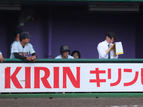 2025年4月6日、同大対近大1節2回戦で近大の光元監督（右）と戦況を見つめる2年生で新たに野球部主務に就任した、稲葉さん（右）（撮影・中島麗）