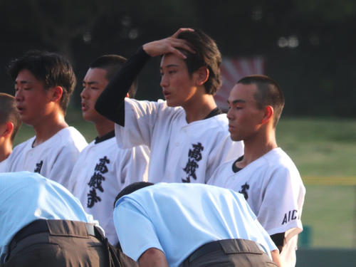 2025年7月6日、愛知大会2回戦　名古屋たちばな対高蔵寺　高校最後の公式戦を終えた、整列する高蔵寺の芹沢