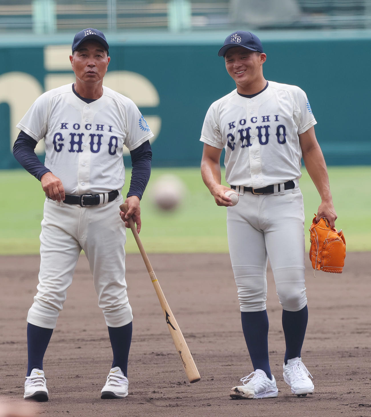 高知中央の堅田（右）はマウンドで投球を終え山野監督と笑顔で話す（2025年8月2日撮影）