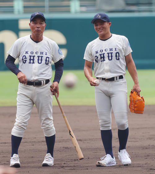 高知中央の堅田（右）はマウンドで投球を終え山野監督と笑顔で話す（2025年8月2日撮影）