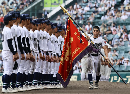 沖縄尚学対日大三　優勝旗を手に整列に戻る沖縄尚学・真喜志（撮影・藤尾明華）