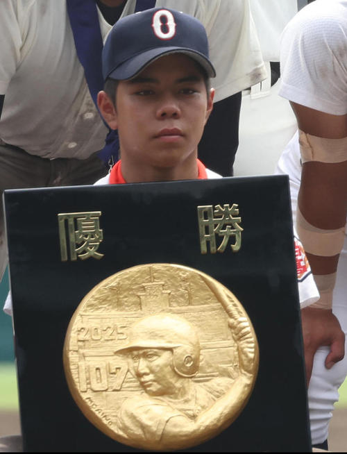 優勝盾を持って記念写真に納まる沖縄尚学・真喜志主将（2025年8月撮影）
