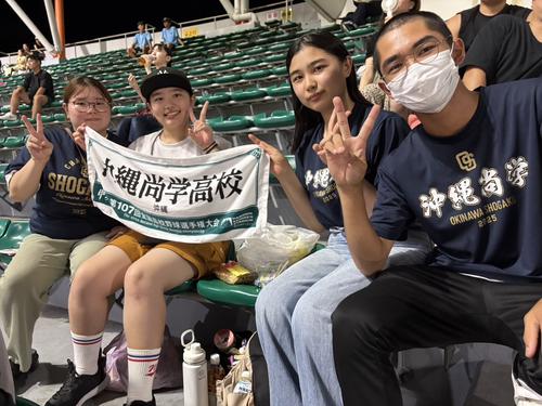 日本戦の応援に詰めかけた沖縄尚学Tシャツを着用したファン（撮影・林亮佑）