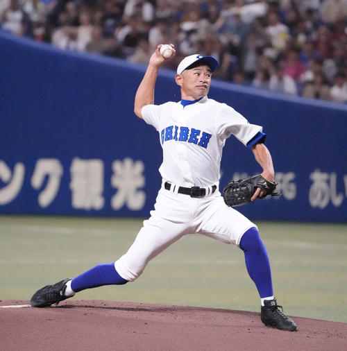 8月31日、高校野球女子選抜対イチロー選抜　1回表、登板するイチロー氏