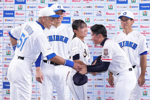 8月31日、高校野球女子選抜対イチロー選抜　イチロー氏（左）は高校野球女子選抜の毛利瑠花（右から2人目）と握手を交わす