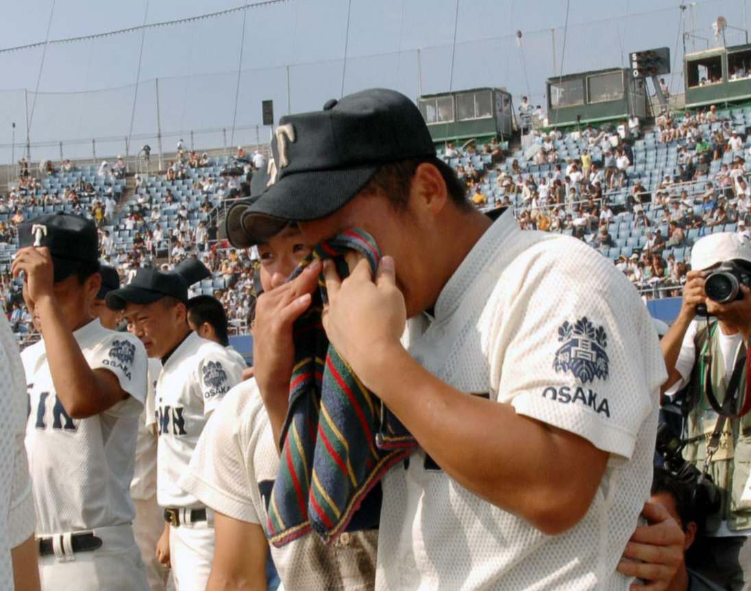 07年夏の大阪大会決勝で金光大阪に敗れ泣きじゃくる大阪桐蔭・中田翔