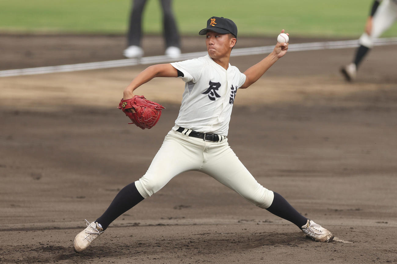 山梨学院対尽誠学園　力投する尽誠学園先発の広瀬（2025年9月29日撮影）
